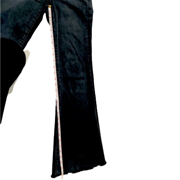 The BEST American Eagle Flare Jeans. Size 2 - Picture 9 of 9